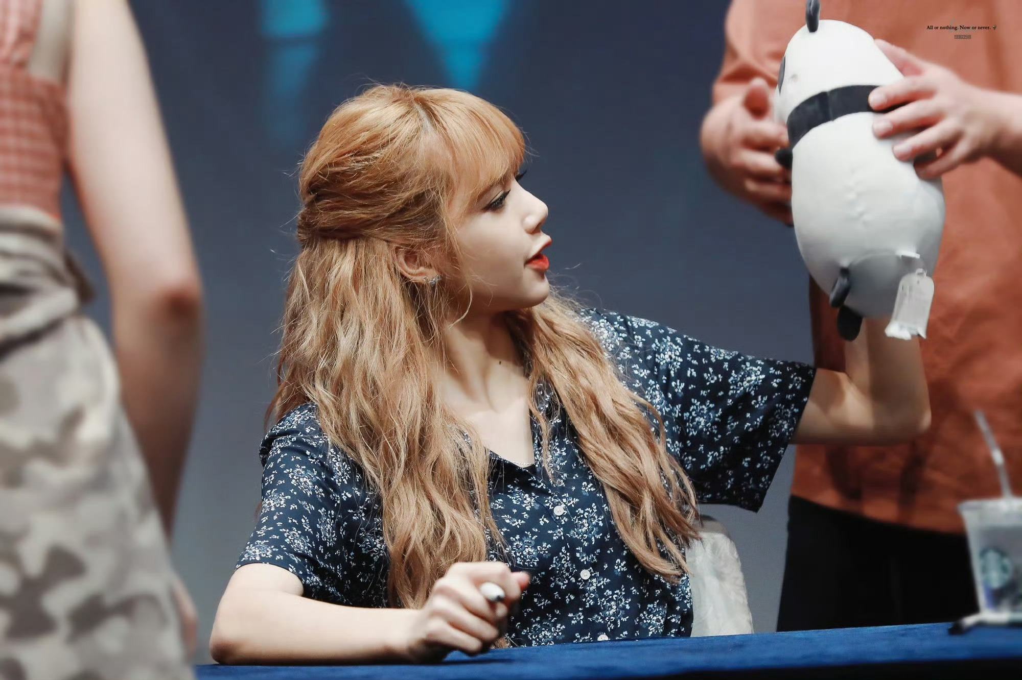 LISA❤️🔥Lisa大秀身材【那年今日】180701 新村签售会饭拍LALI