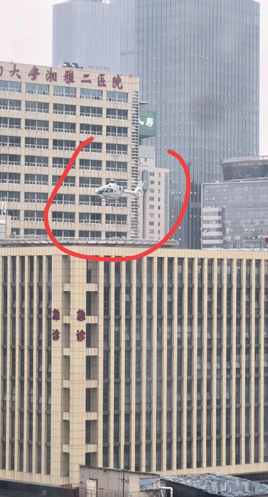 到底是什么样子的病人，需要临时快速调动直升飞机来送东西救治。
这么大的医院，医用
