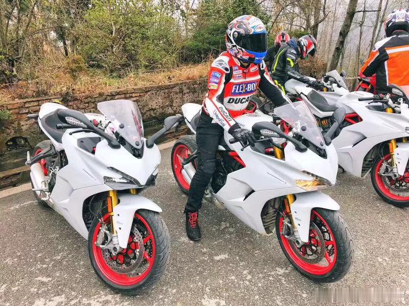 翻到了一张2017年去张家界试驾杜卡迪Supersport的照片。那会儿还是国三