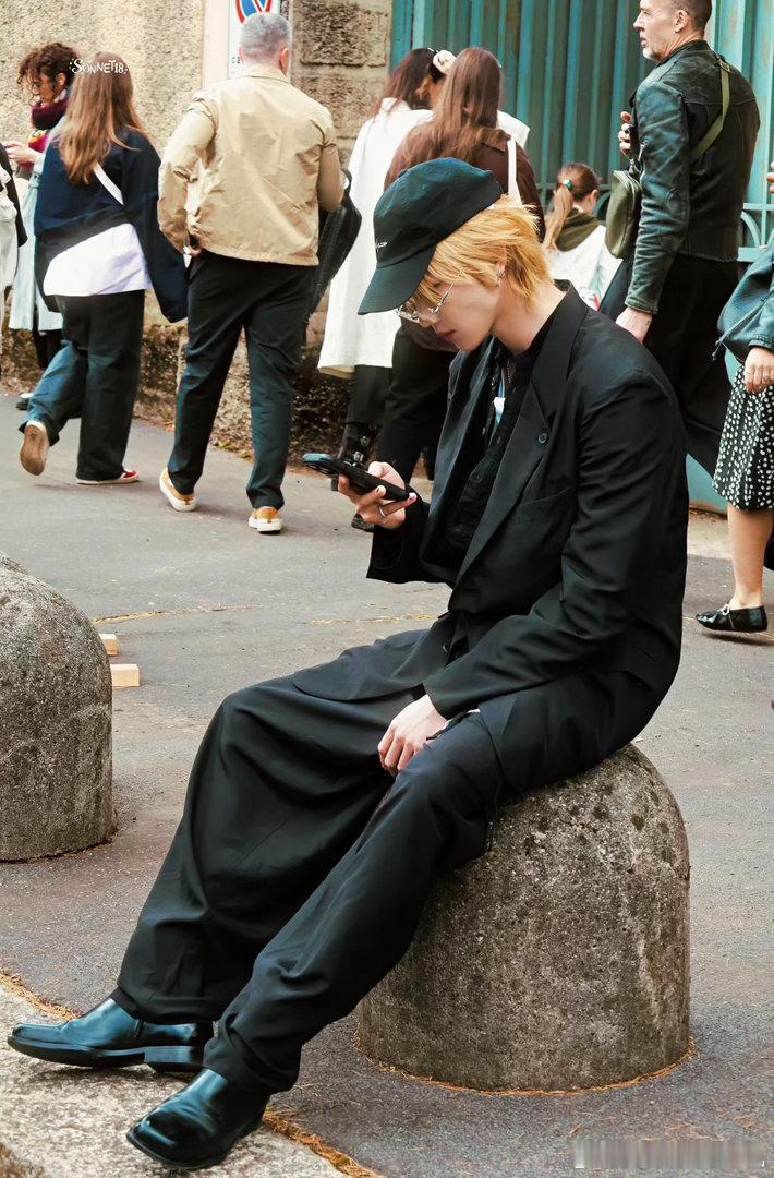 徐明浩首个米兰设计周艺人 徐明浩被米兰设计周官方邀请，这可是中国男艺人头一个。他