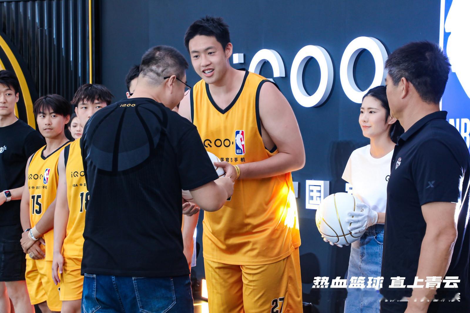 iQOOxNBA高校篮球赛总决赛火热进行中！街球大咖热血助阵！高能对决轮番上演！