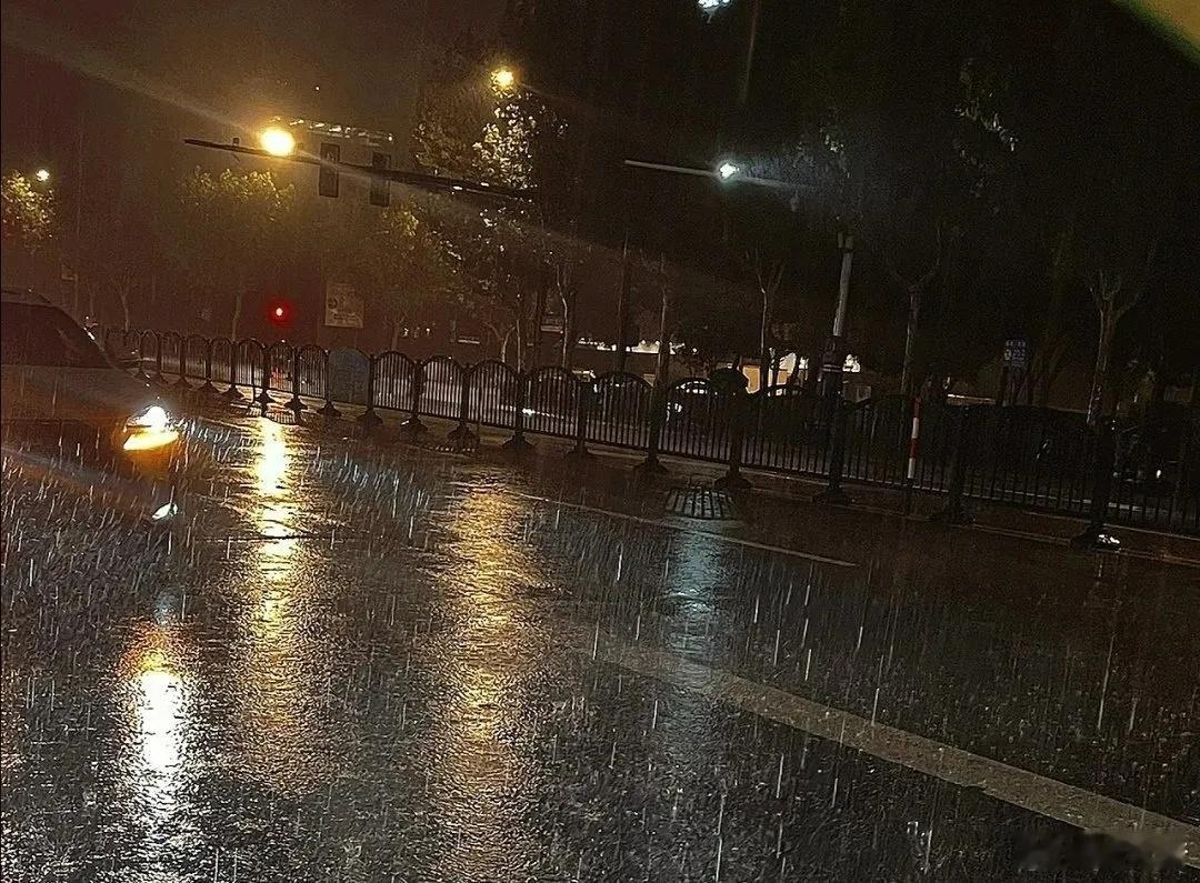 从来不觉得有谁能陪我走完这一生，这个年纪的感情似乎真的很脆弱。好像纸一样，风一刮