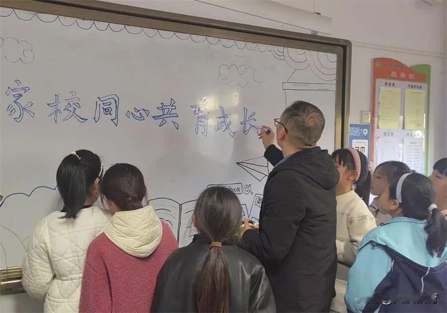 11月13日晚，汉中市中山街小学灯火可亲，开启着一场“家校同频 共育成长合伙人”