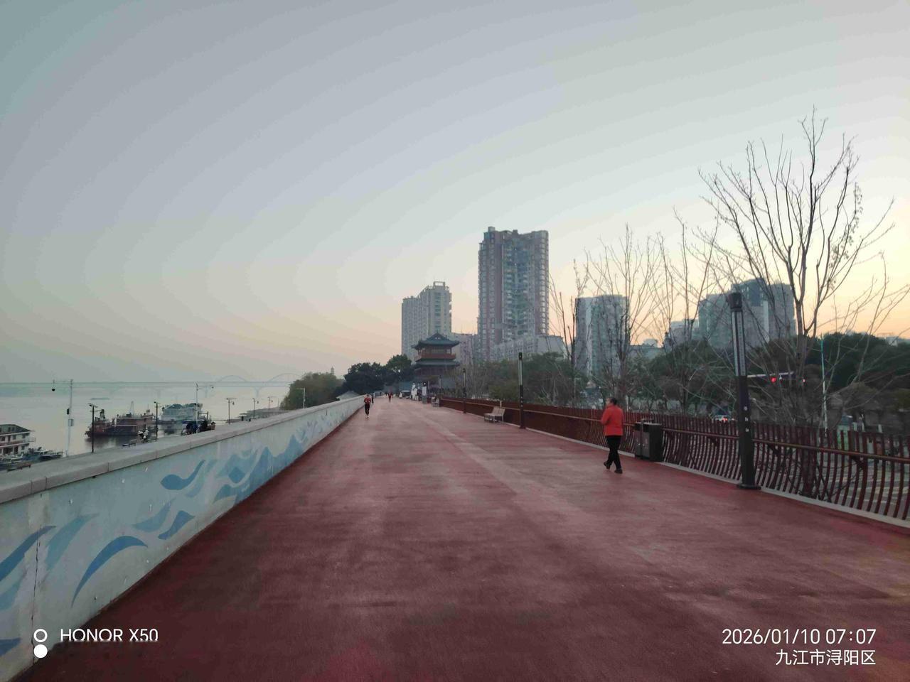 我的今日状态：😁轻松愉快
我这里的天气：☀️晴天2026年1月10日长江岸边晨