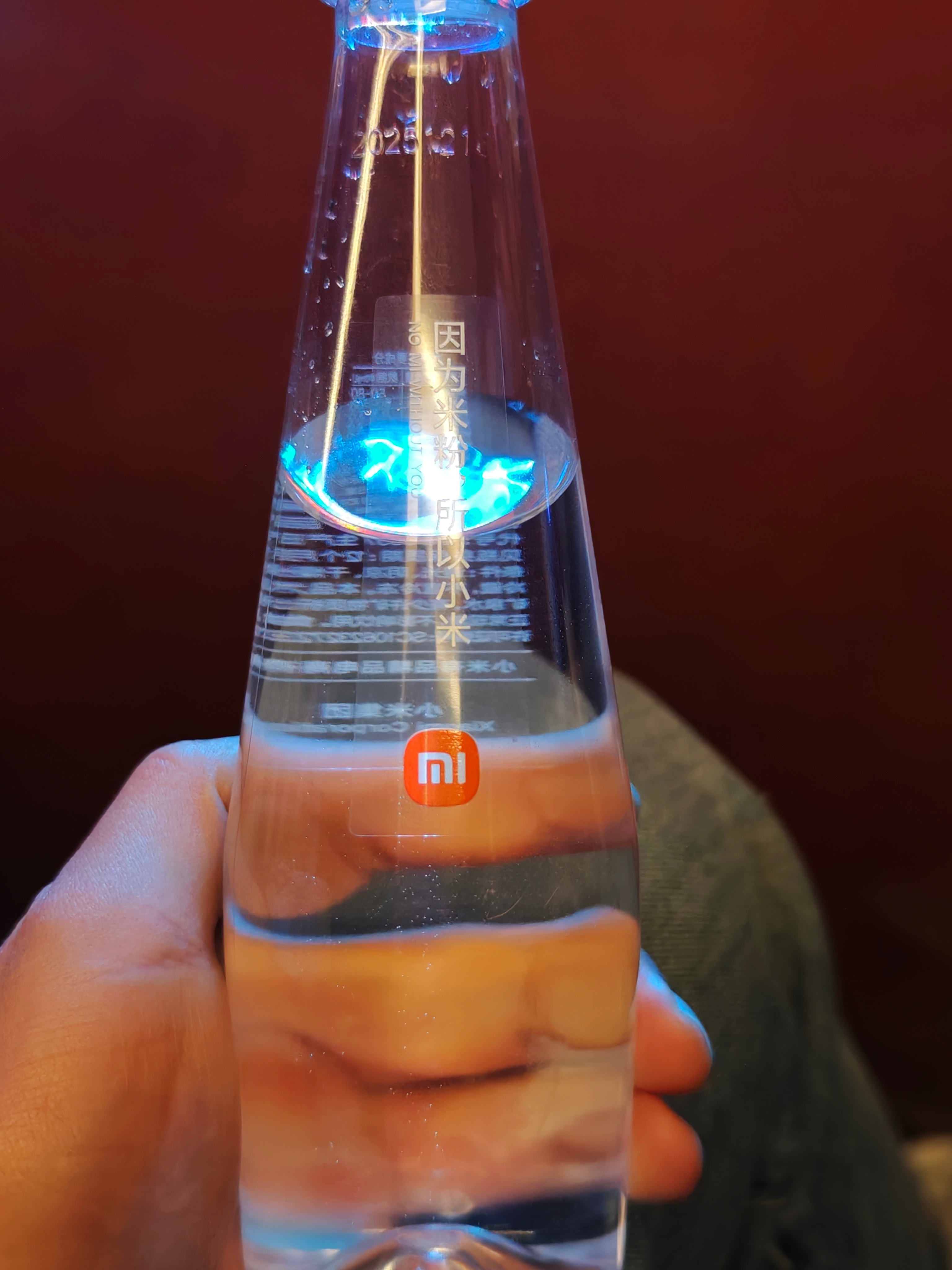 没有依云，没有星巴克。你米，水都是自己供的。 