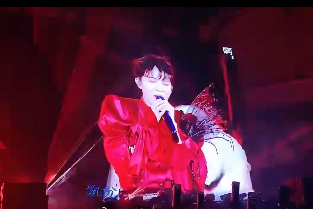 周深 竹荪里混进了熊猫周深成都舞台又整活啦！这次他的伴舞队伍堪称梦幻联动，原本仙