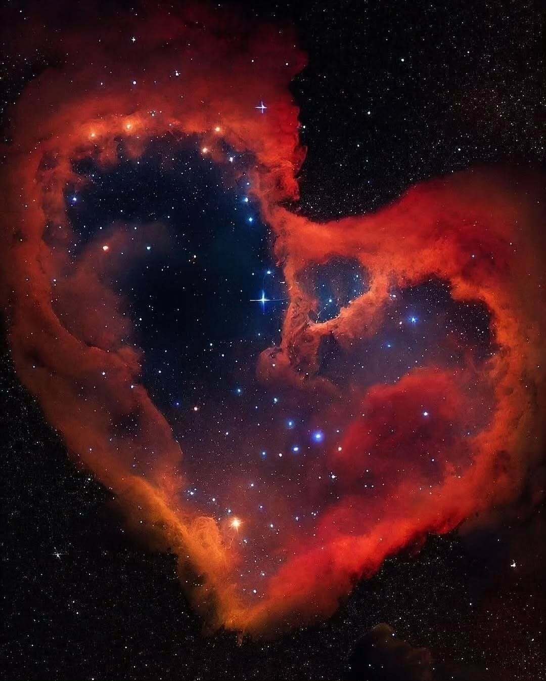 宇宙真的有心脏！心脏星云是仙后凸的一个发射星云。它的名称是IC 1805，位于大