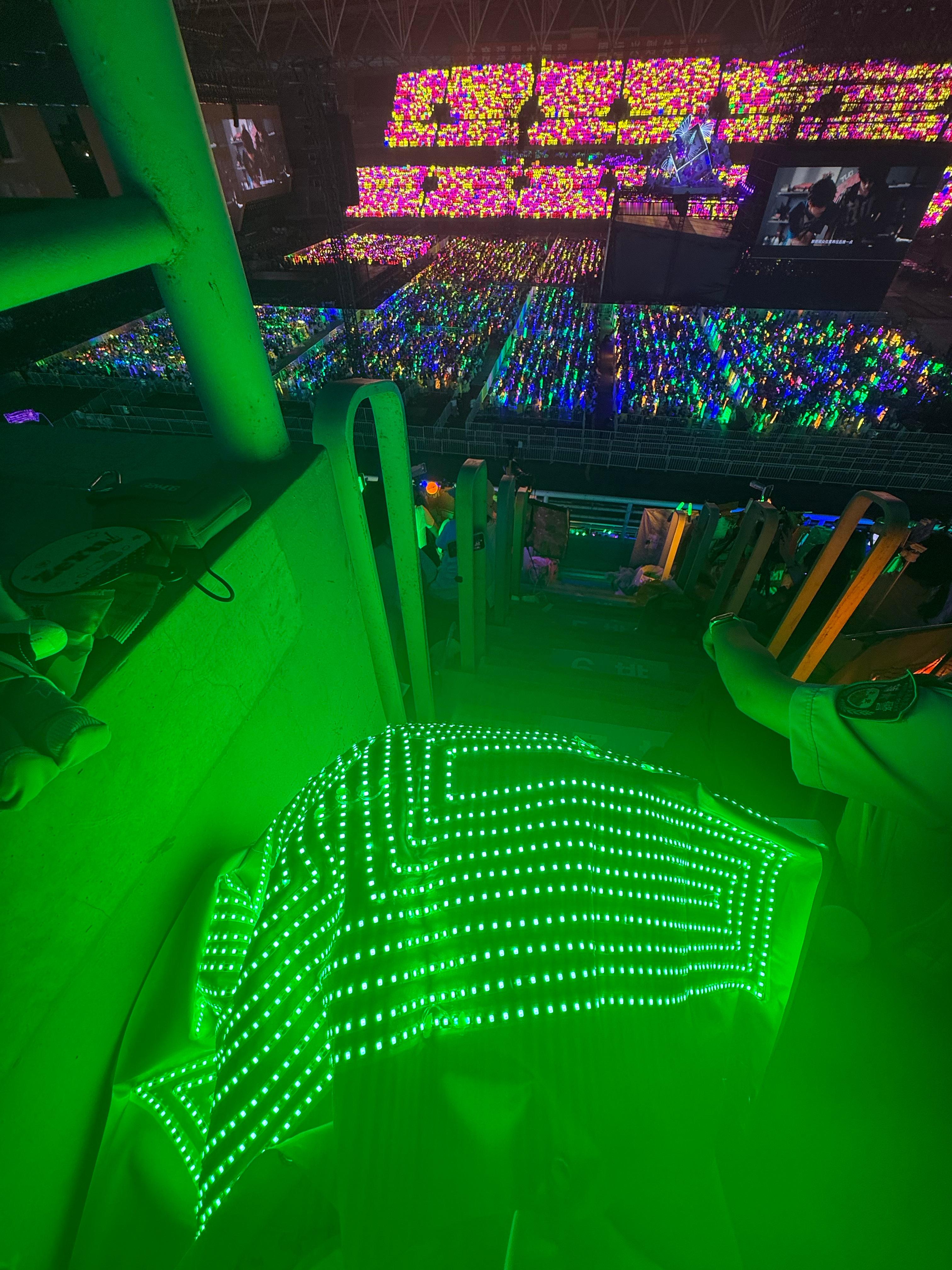 我旁边的警察叔叔看我亮起了灯牌 问我这个绿色的是谁 我说是张泽禹 他说就是刚刚那