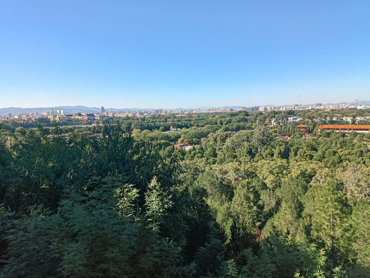 旅游的人大部分都爱拿着手机拍摄。我想一是留存，以后翻看照片的时候证明自己来过。二