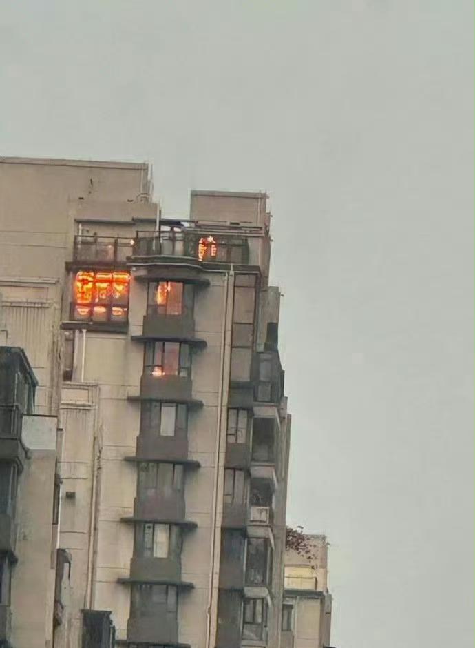 对面楼的住户一个月打了6次119，这业主把家装修风格装成离谱得能让人以为着火了，