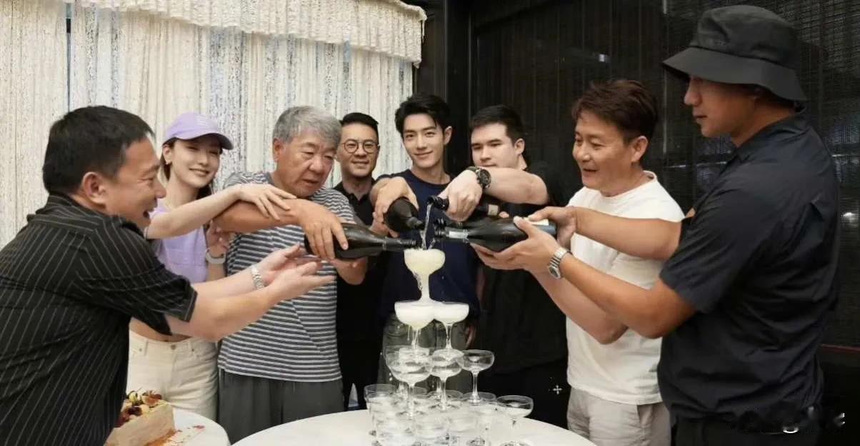 肖战参加《藏海传》庆功宴！
众所周知，肖战正在马不停蹄的拍摄《谍报上不封顶》，白