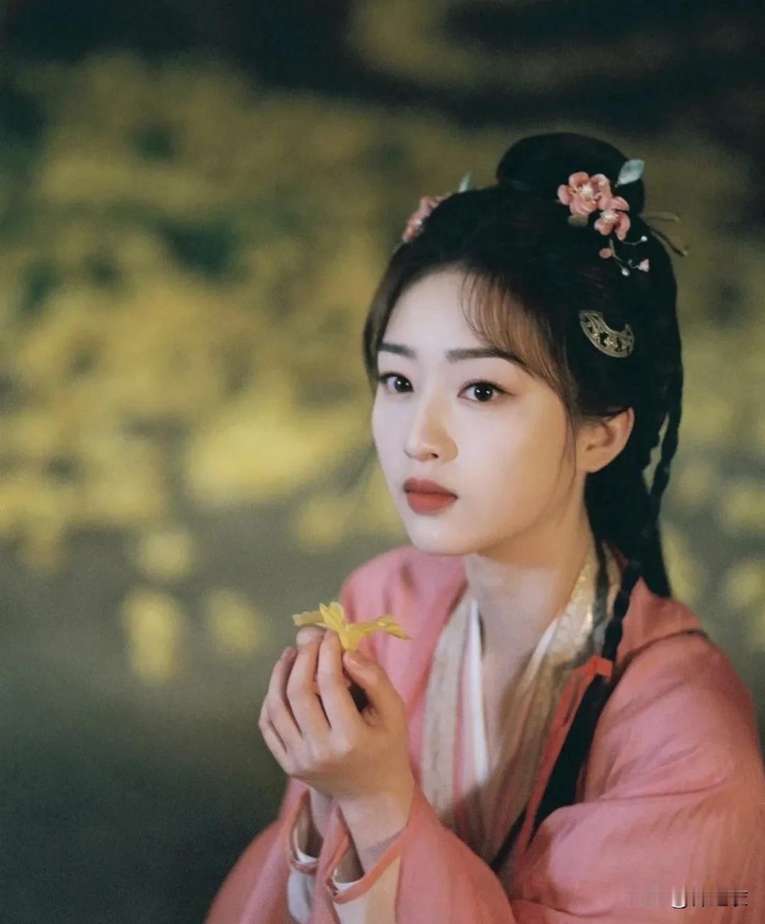 我刷到过另一个帖子说，年轻演员的发展和生活里的年轻人是一样的。

老一辈的不把资