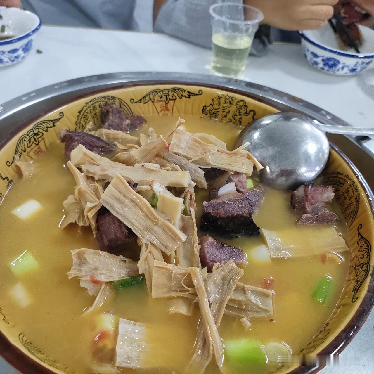 我头一个星期在江苏，感触就是:江南地区可真繁华啊，到处都有歌手唱歌，晚上吃个大排