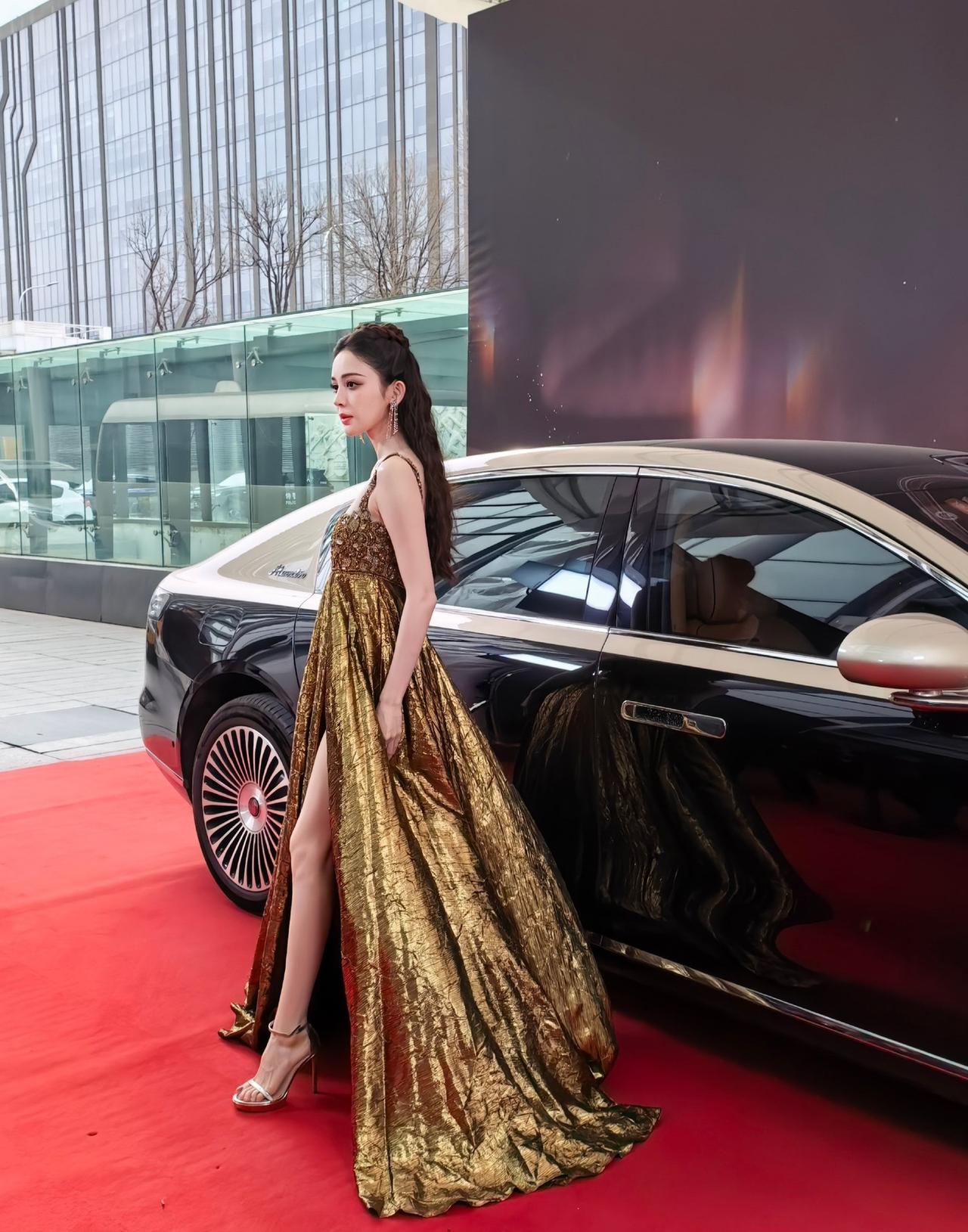 娜扎带盐尊界了嘛？这大长腿和这超长车身很搭啊！娜扎