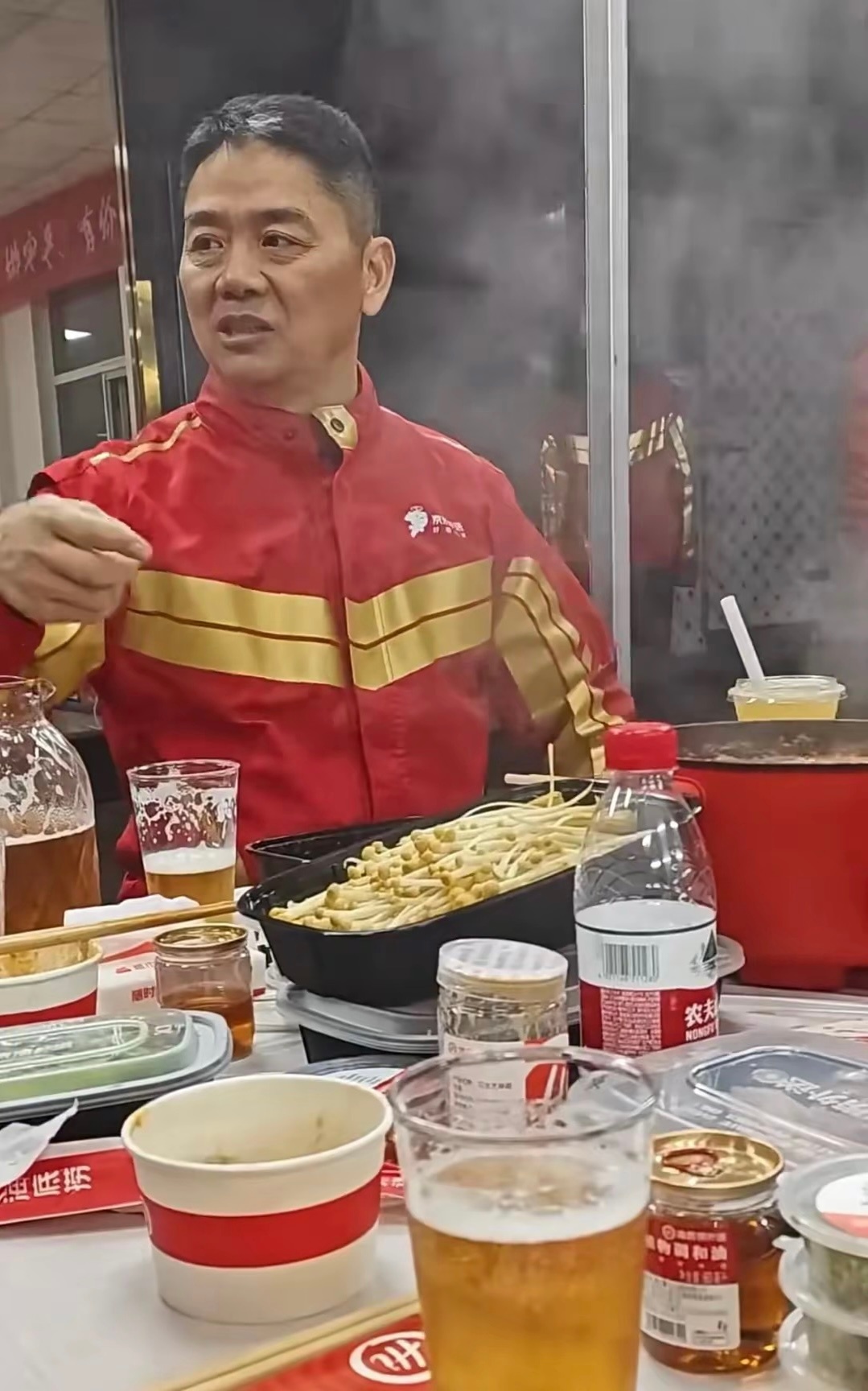 刘强东请骑手喝的啤酒61块8一桶 近日，有网友晒出刘强东在送完一天的外卖后，请外