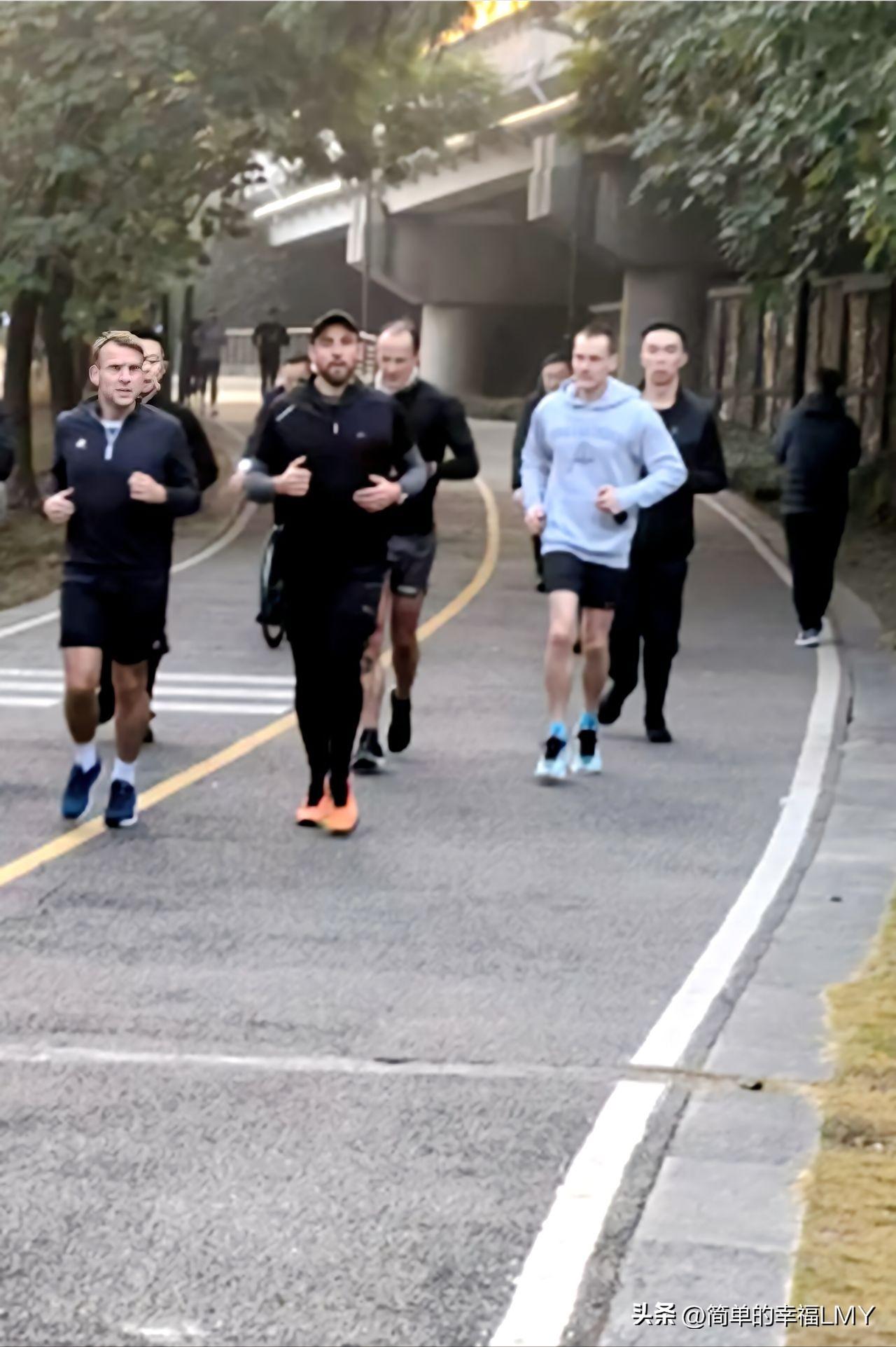 每次马克龙访华，中国都给予其很高规格，这次也不例外。可能有很多人觉得不理解，明明