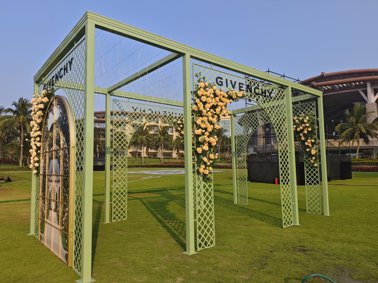 我们常常说，要换个角度看世界。世界是什么，其实就是你目光所及、心之所感的一切。