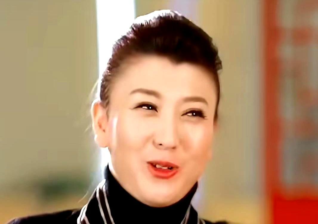 孙俪当年冒雪送的一碗粥，闫学晶还了五年。
 
拍《小姨多鹤》时闫学晶急性腹泻卧床