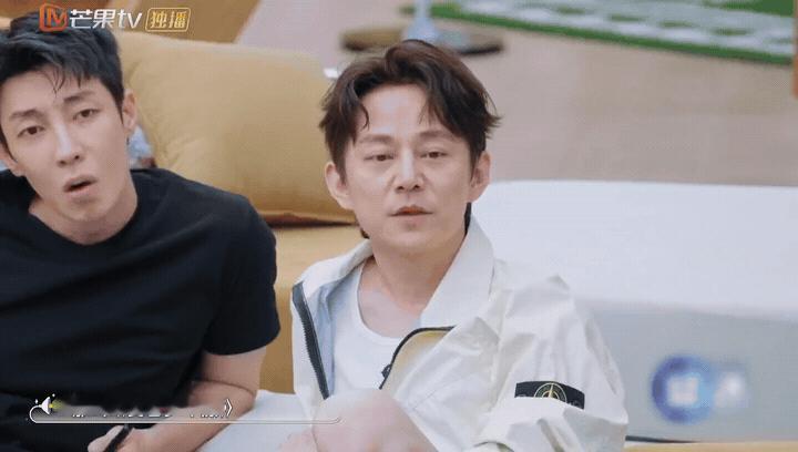 大锁说何炅能看到坐在桌边的人刘大锁在新综艺里面聊到何炅，说何老师不会忽视默默在角