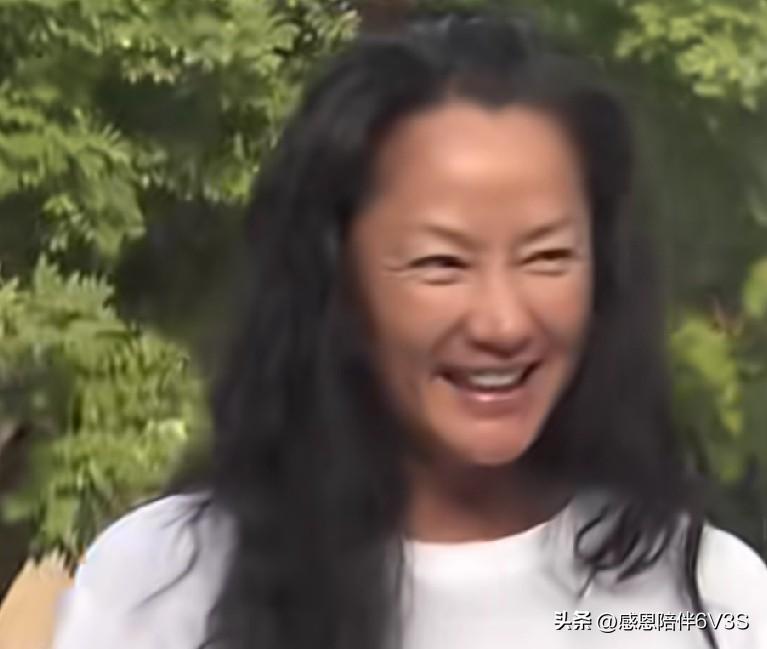 谁能懂啊！在京城街头偶然邂逅瞿颖，她纯素颜亮相，穿着极为朴素，就好似咱们小区下楼