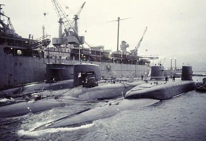 90年代，停泊在港口等待退役的拉菲特级弹道导弹核潜艇。