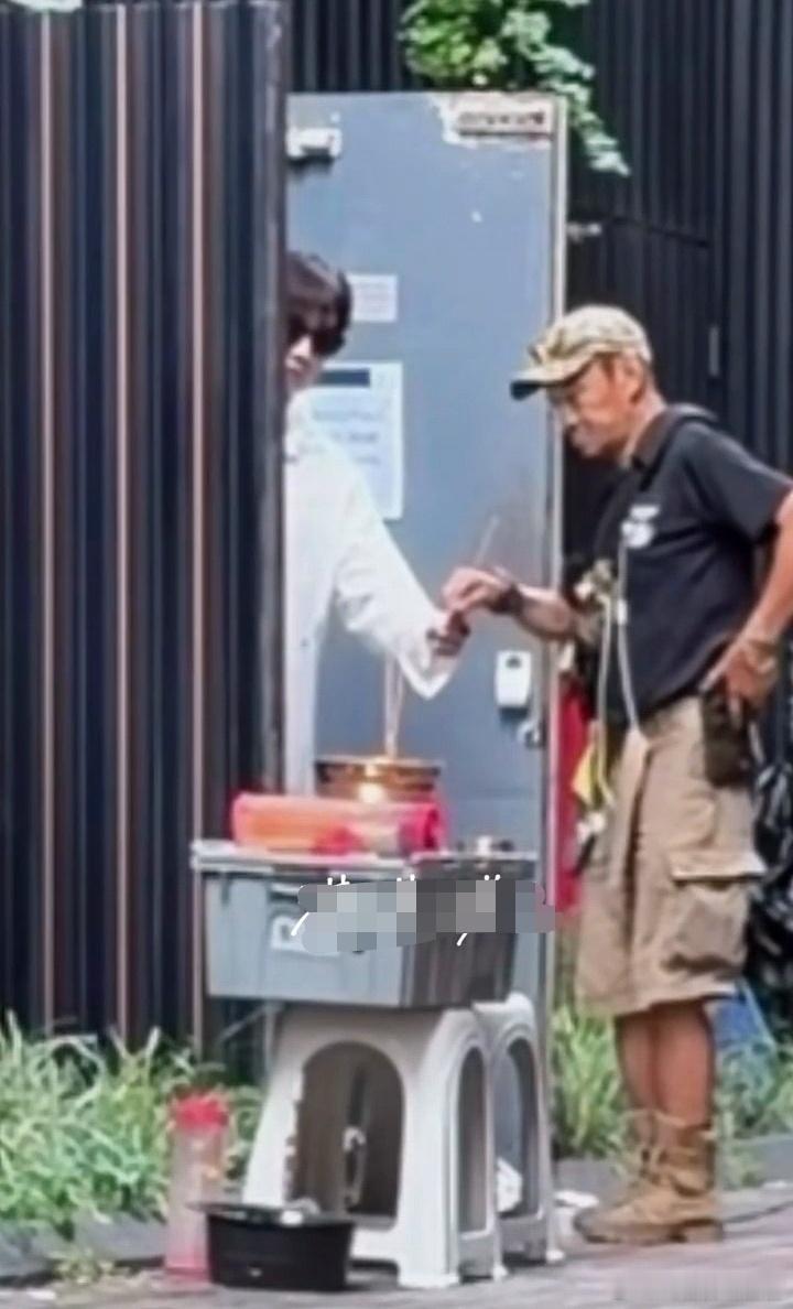 港媒确认手黄剧组两度发生意外，打了iejj的脸，现在剧组开始每天烧香拜神。老の也