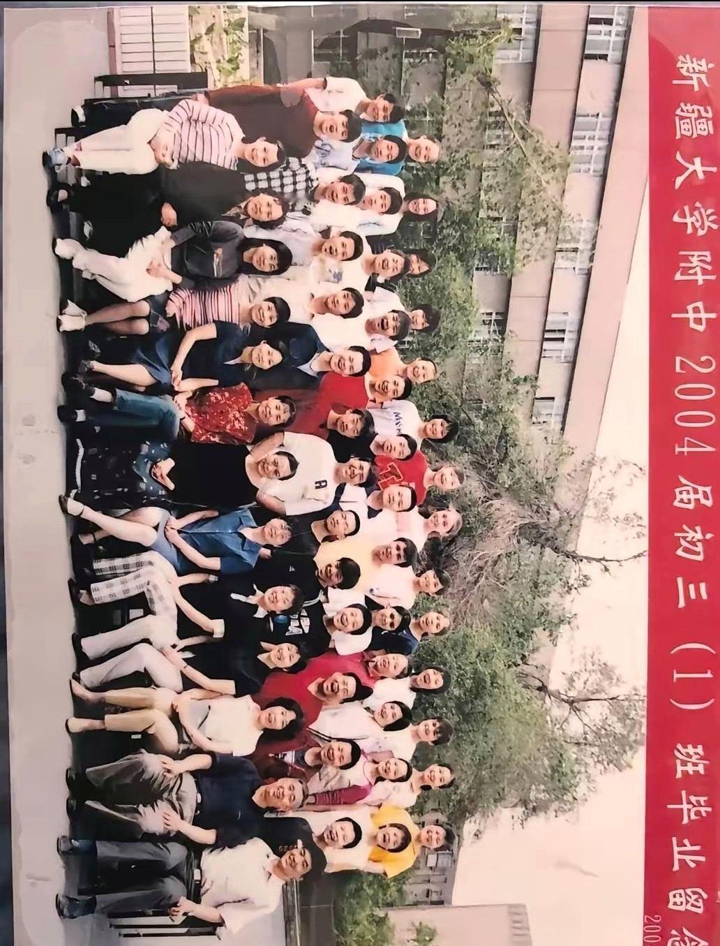 于朦胧的初中同学晒出了毕业照，大合照里一眼就能看出哪个是他，他曾在节目里多次提到