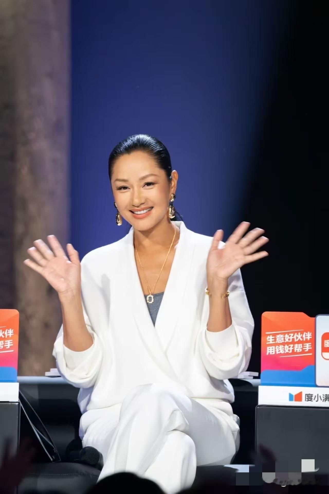 50多岁的瞿颖，彻底打碎了所有人的“意难平”。她没嫁胡兵，没生孩子，却在清迈，陪