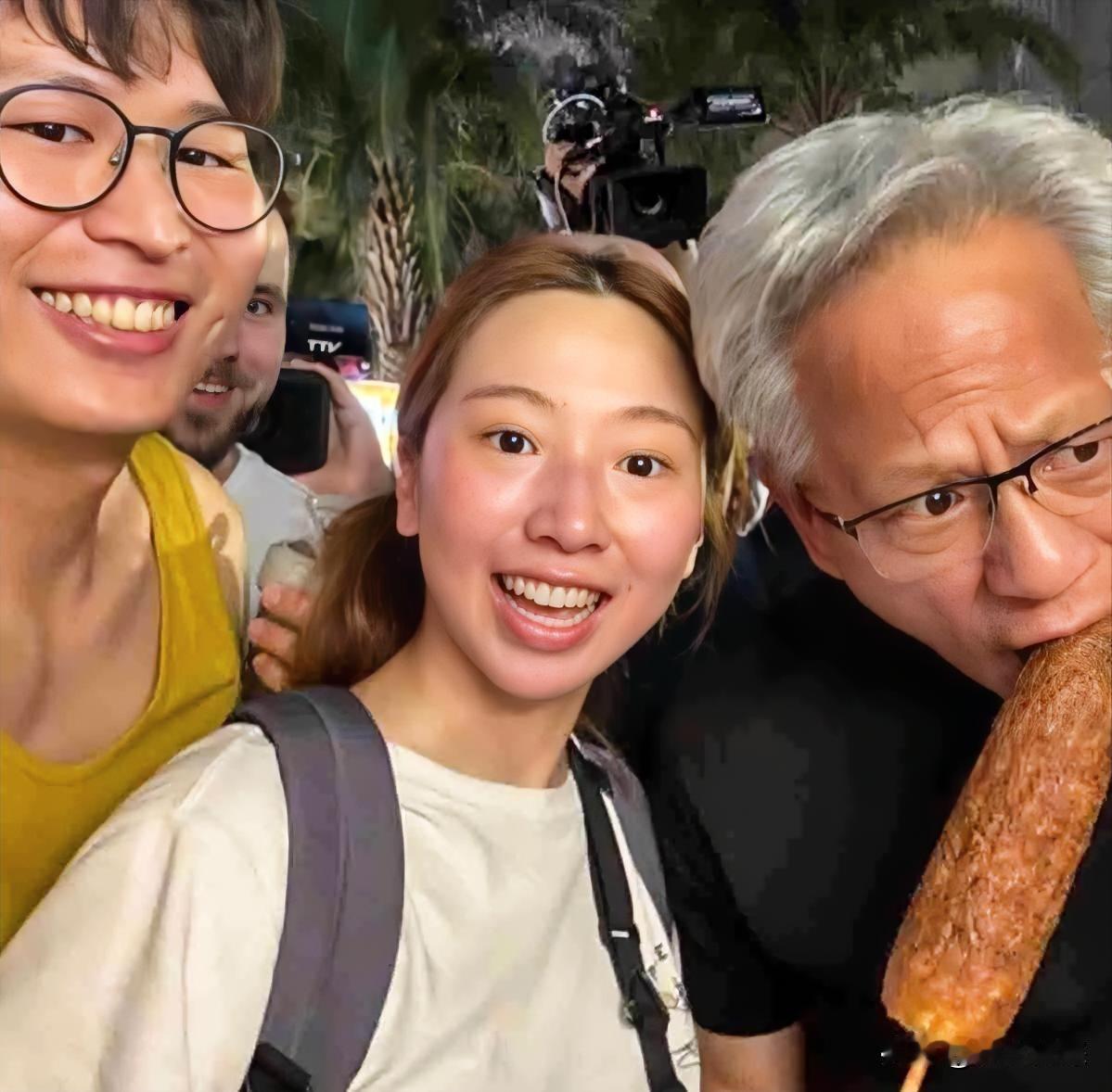 黄仁勋想插队买烤玉米，掏钱把整条队都请了。

视频里夜市摊位前排长队，他直接跟摊