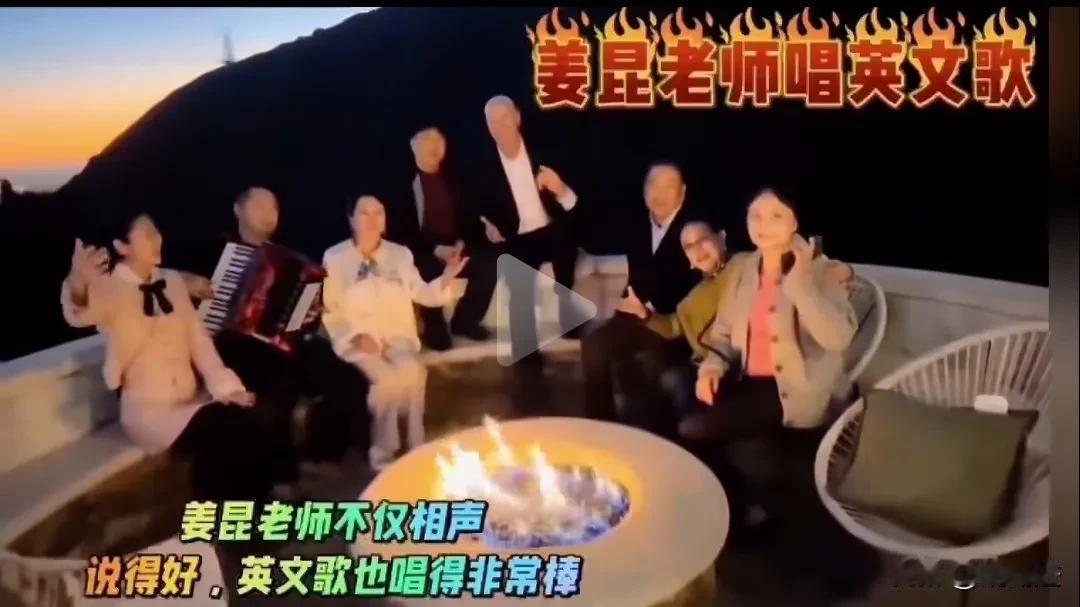 洋装虽然穿在身，我薪依然是中国薪！近日，姜昆老师在美国过生日，看上去非常的开心非