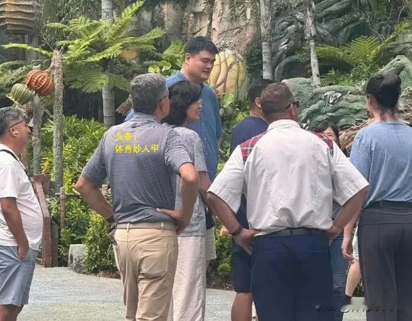 休闲！姚明带老婆、女儿在奥兰多游玩，一家人玩得很开心，15岁女儿身高达到了1米9