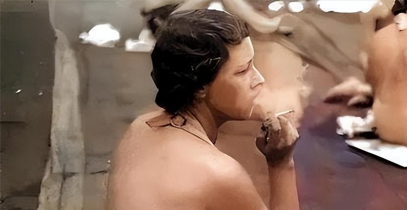 1908年，一位蹲坐在美国纽约街头的女子手里拿着香烟，正在优雅地吞云吐雾，烟雾弥