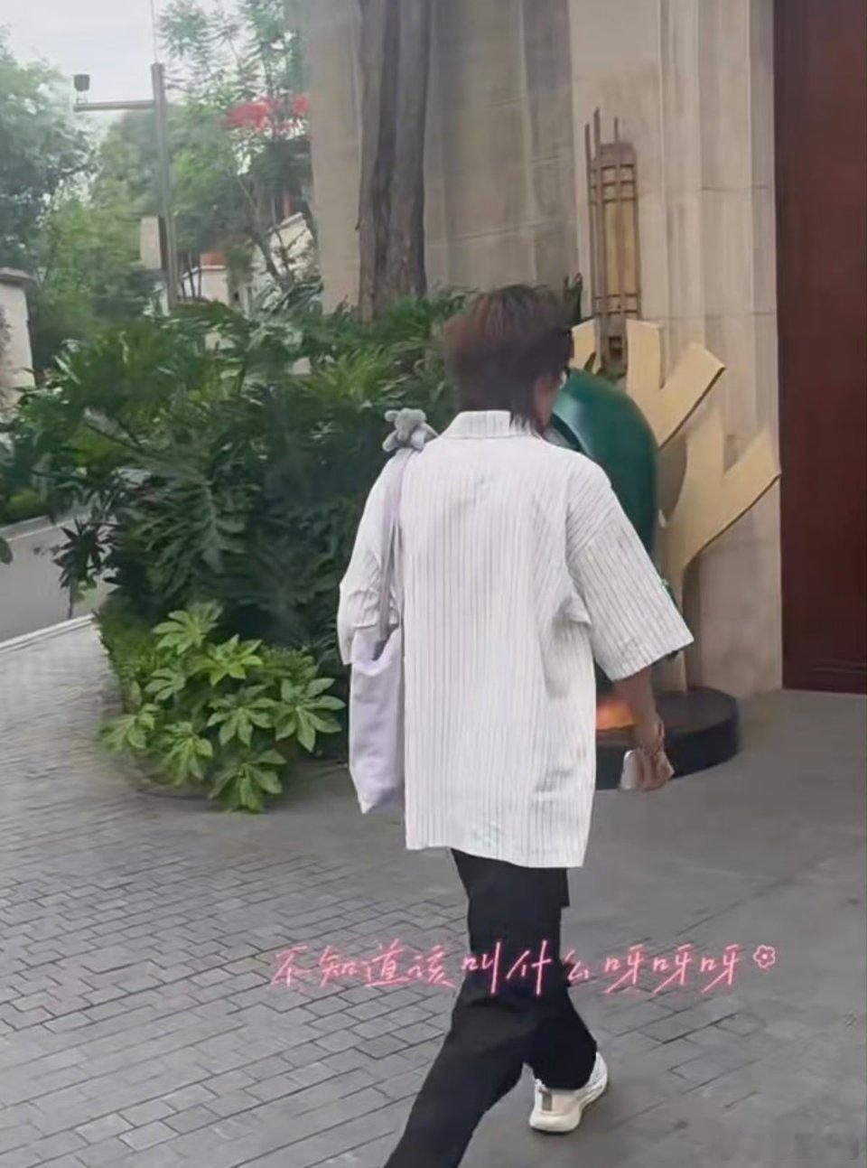 修狗投稿 【tg】有人在ag基地门口遇到紫渊了诶，是来试训吗kpl