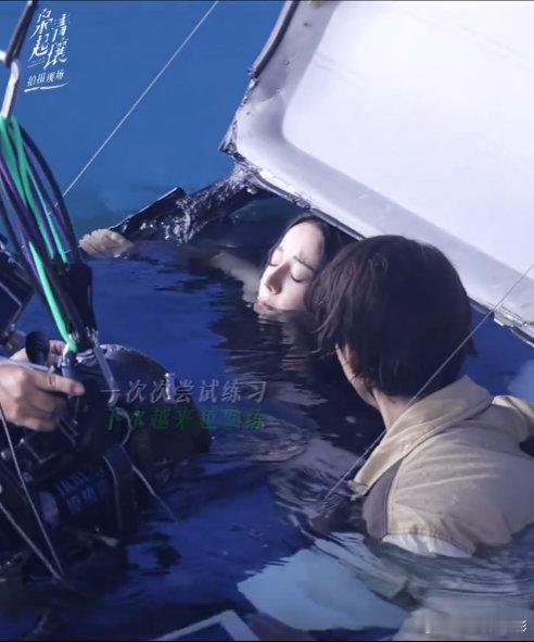 迪丽热巴拍水下戏有真实窒息感迪丽热巴看了枭起青壤小说 迪丽热巴称接到《枭起青壤 