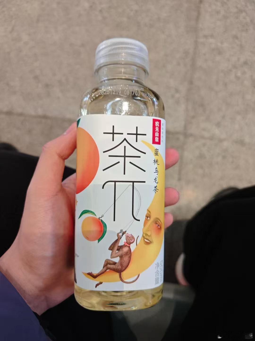 农夫山泉茶π蜜桃乌龙上班族下午茶标配，犯困的时候喝一口农夫山泉茶派，清爽解乏超合