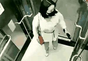 这是谁家媳妇吃拉肚子了，忍不住钻进电梯排放！从电梯到卫生间的路虽然很近很近，但这