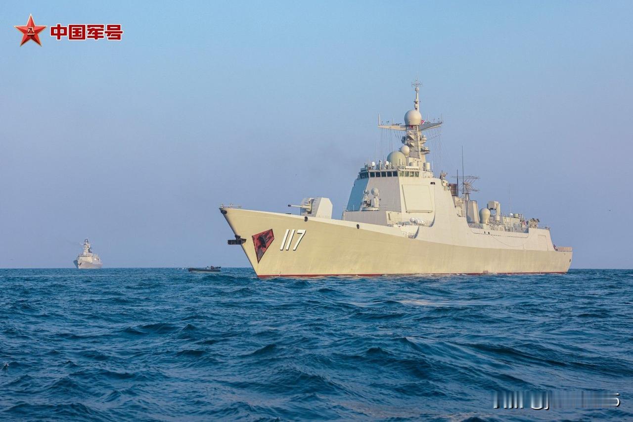 近日，北部战区海军某驱逐舰支队西宁舰、潍坊舰组成舰艇编队赴相关海域开展实战化训练