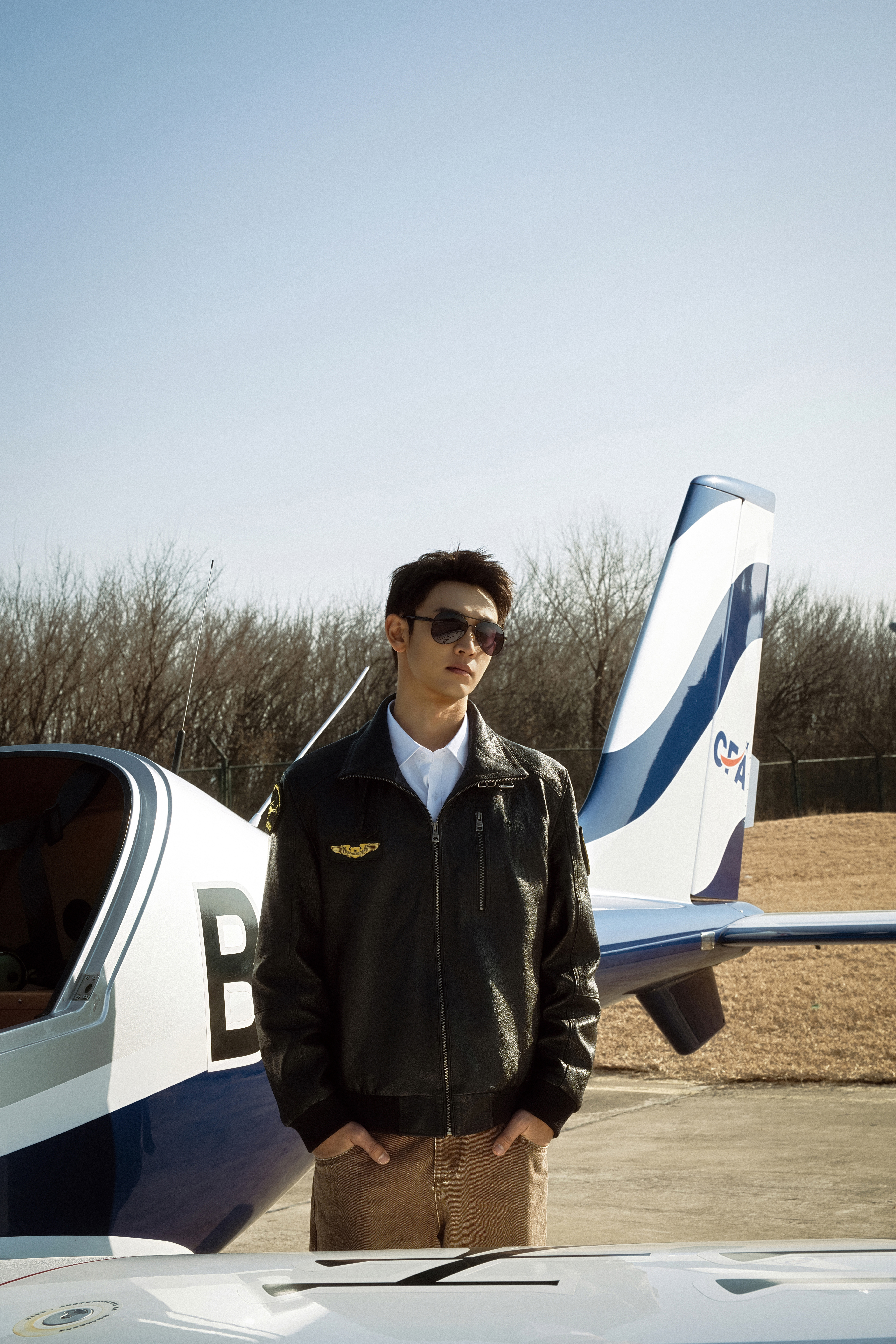 谁给王天辰递个军旅文的本子吧 真的盼着有人给王天辰递个军旅文的本子！他穿上飞行员