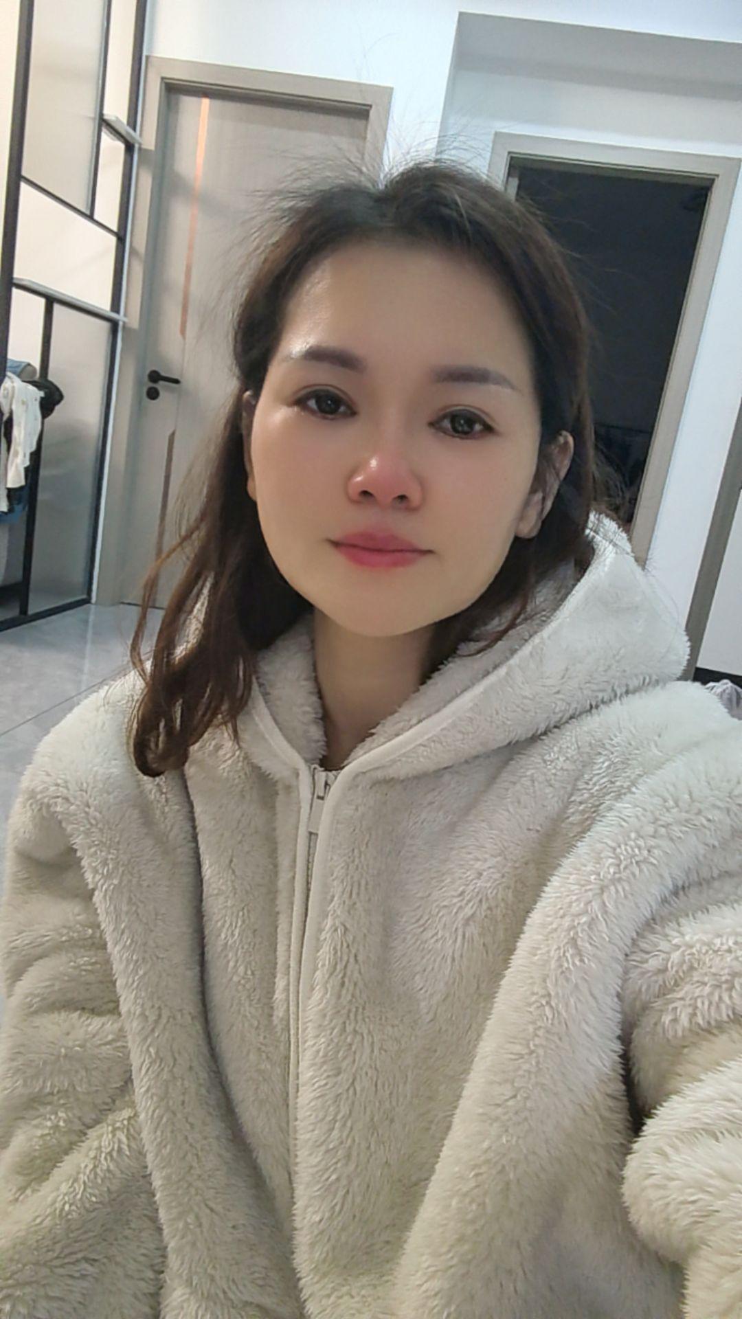 别人的夜晚是用来睡觉的，我的夜晚是用来失眠的，明知道失眠伤身，可我翻来...