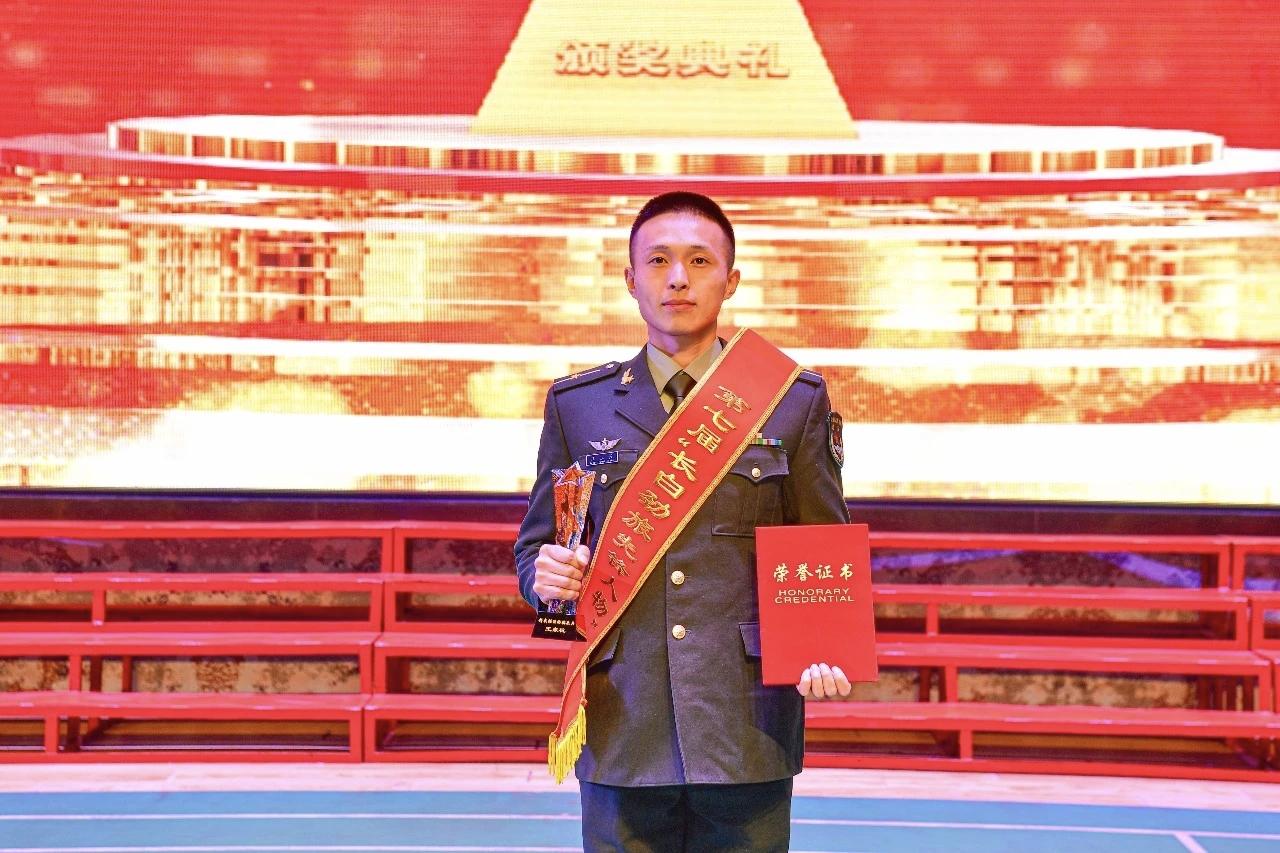 王东杭被许多战友视为学习的榜样入伍9年来他从一名普通战士成长为基层军官多次在各级