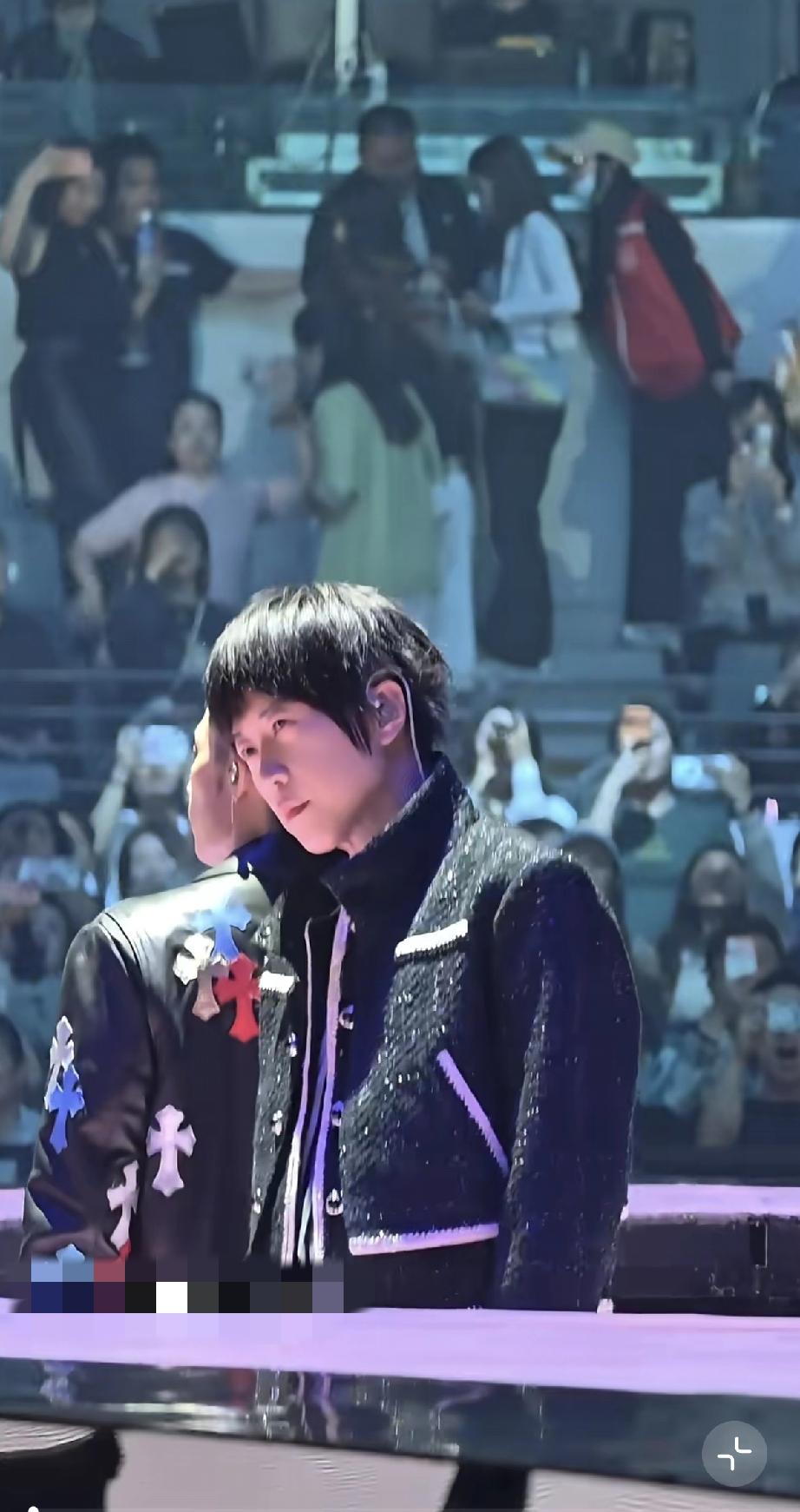 阿信出场，鬓角像用毛笔画的，嘴角下垂好搞笑，言承旭胸肌太性感，比较辣眼睛！

3