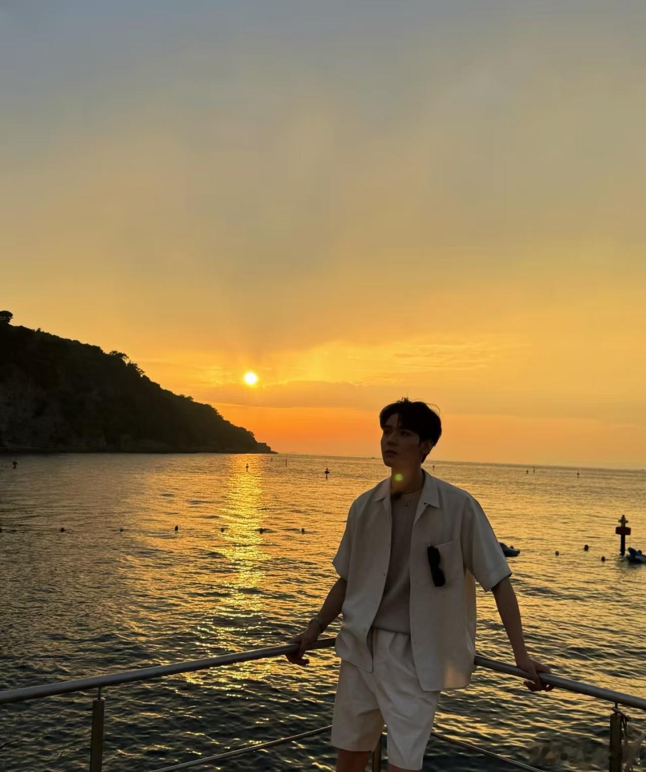 龚俊就是不看镜头龚俊看天看海看落日龚俊就是不看镜头，好帅，[允悲][允悲][允悲