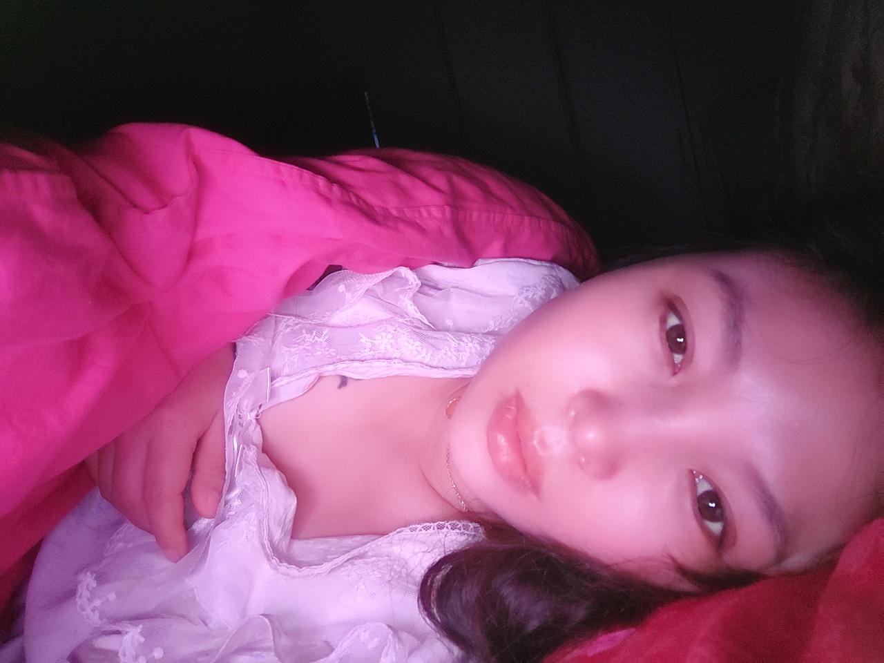 外面下雨瓢泼大雨，天就像漏了一样[流泪]
    听着外面的雨声，一点也不想起来