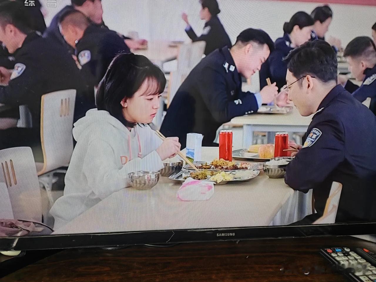 这警察的食堂也太离谱了吧？有吃有喝有苹果…
这是央视《人民警察》电视剧（陆毅主演