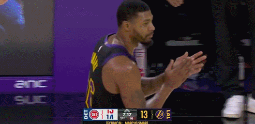 亏麻了！斯玛特被肘击还被吹犯规！
在今天NBA常规赛湖人对阵活塞的第一节比赛中，