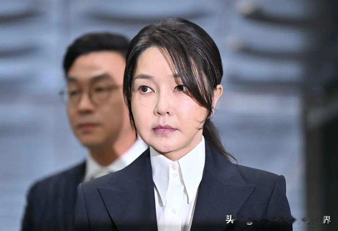 金建希苦难不断，人还在被拘留，结果教师资格证都被注销了。此前，她的硕士，博士学位