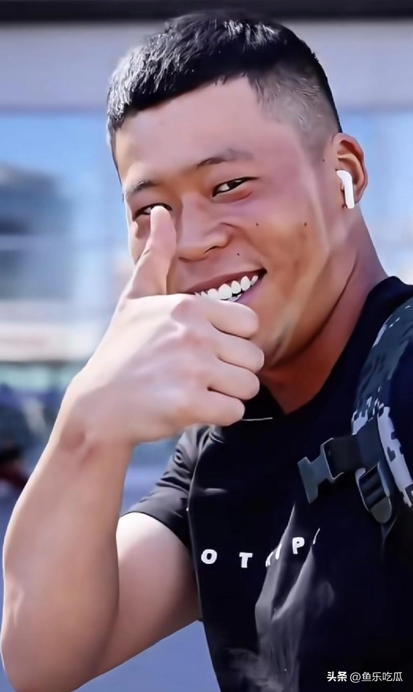 9月3号阅兵式的兵哥哥们，你们辛苦了，每个人的脸上都有太阳下晒出帽子留下的痕迹，