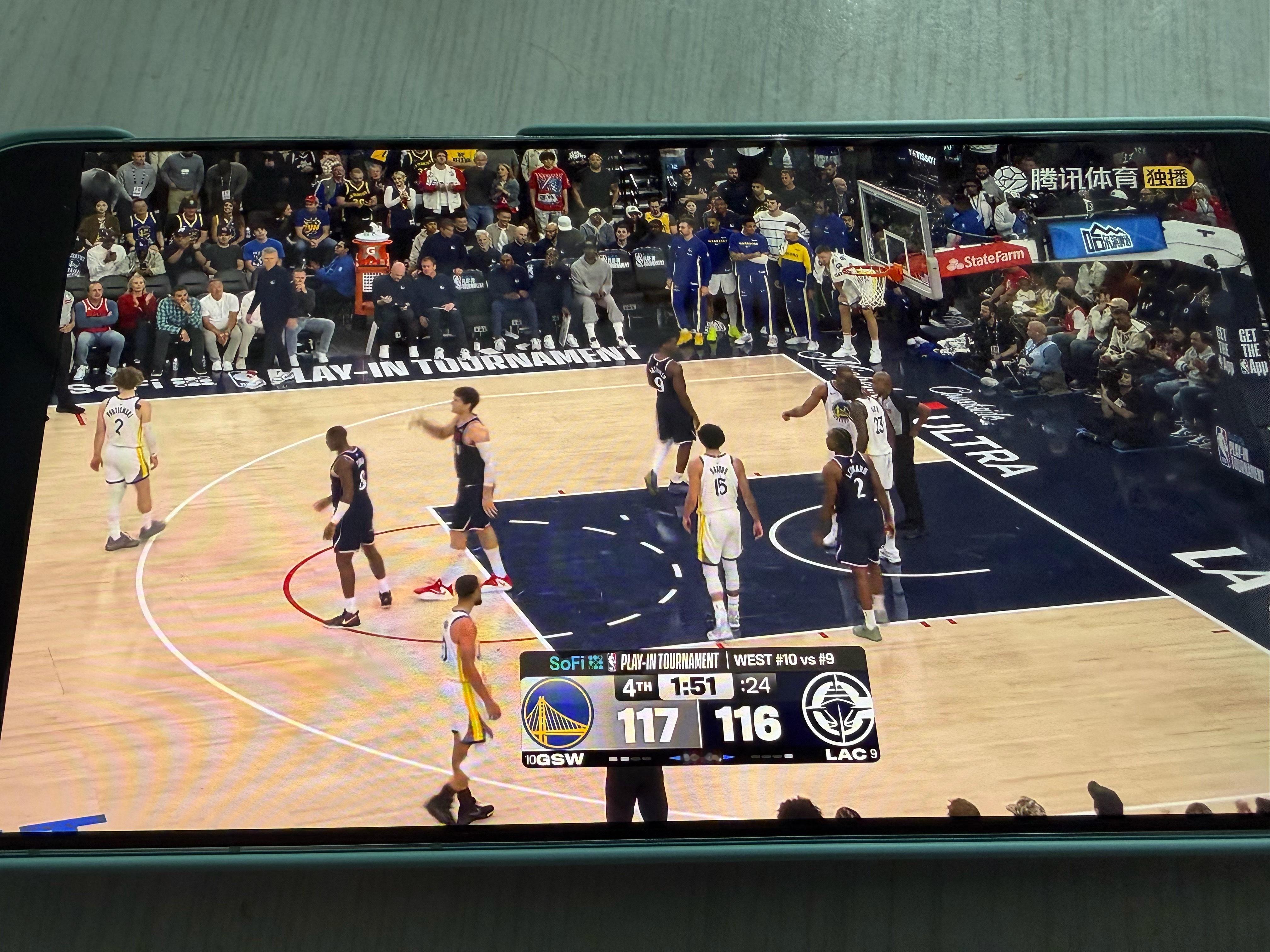 勇士vs快船霍福德真牛逼，第四节连中四个三分，这应该是勇士本场比赛第一次领先吧。