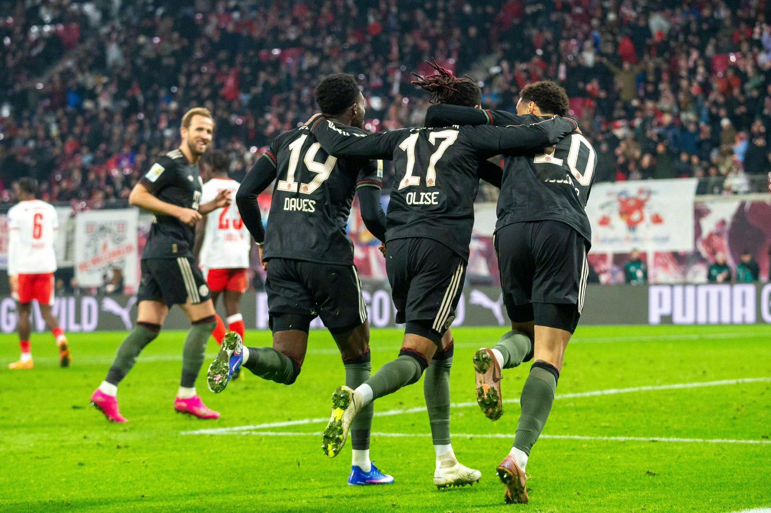 老凯这表情太慈祥了，好像那个欣慰的老父亲 