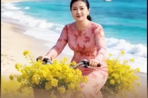 当我们走在街上，
总想悄悄牵紧她的手，
路人多看两眼都偷偷有点骄傲，
转头撞见她